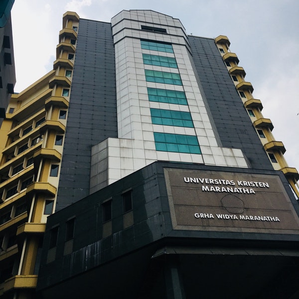 Menjadi Manusia-Maranatha  (Mewujudkan Pendidikan Tinggi dengan Dimensi Homo-Deus  di Universitas Kristen Maranatha)